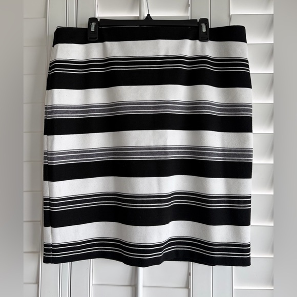 Roz & Ali Dresses & Skirts - ROZ & ALI Black & White Striped Elastic Waist Knee Length Pencil Skirt Size XL